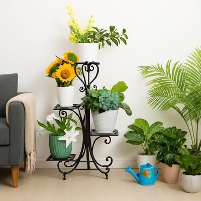 porte plante colonne botanica en fer noir dans salon verdoyant