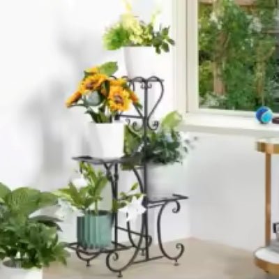 porte plante colonne botanica fer noir près d'une fenêtre