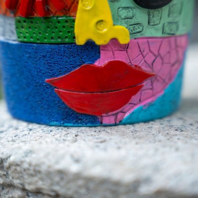 pot de fleur colorart multicolore gros plan sur bouche
