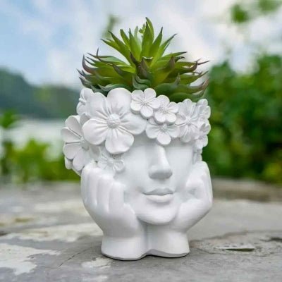pot de fleur diademe de fleurs blanc visage féminin souriant