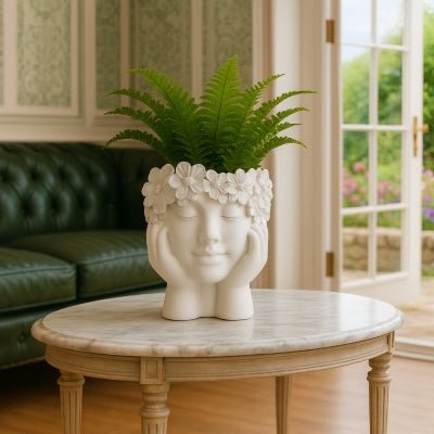 pot de fleur diademe blanc en forme de visage féminin posé sur table de salon 