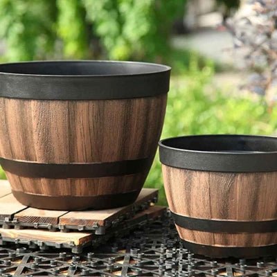 pot de fleur exterieur en fome tonneau sur une terrasse